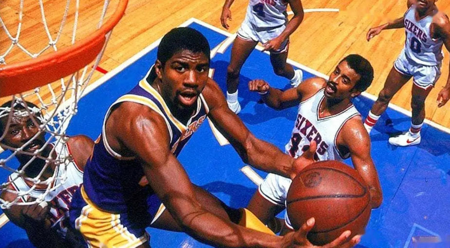 白球翻越边 白球翻越边